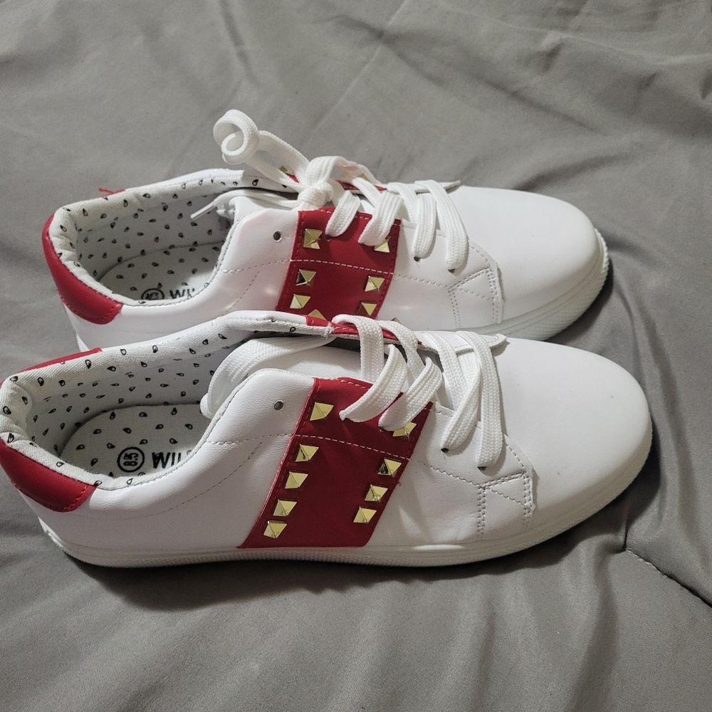 5/10$ Wild Diva Sneakers Size 8.5